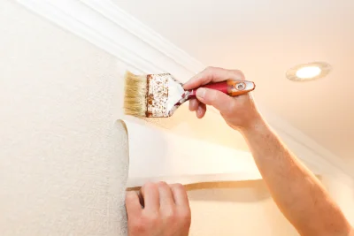 Pose de papier peint à la Ménitré — revêtements muraux et toiles de verre